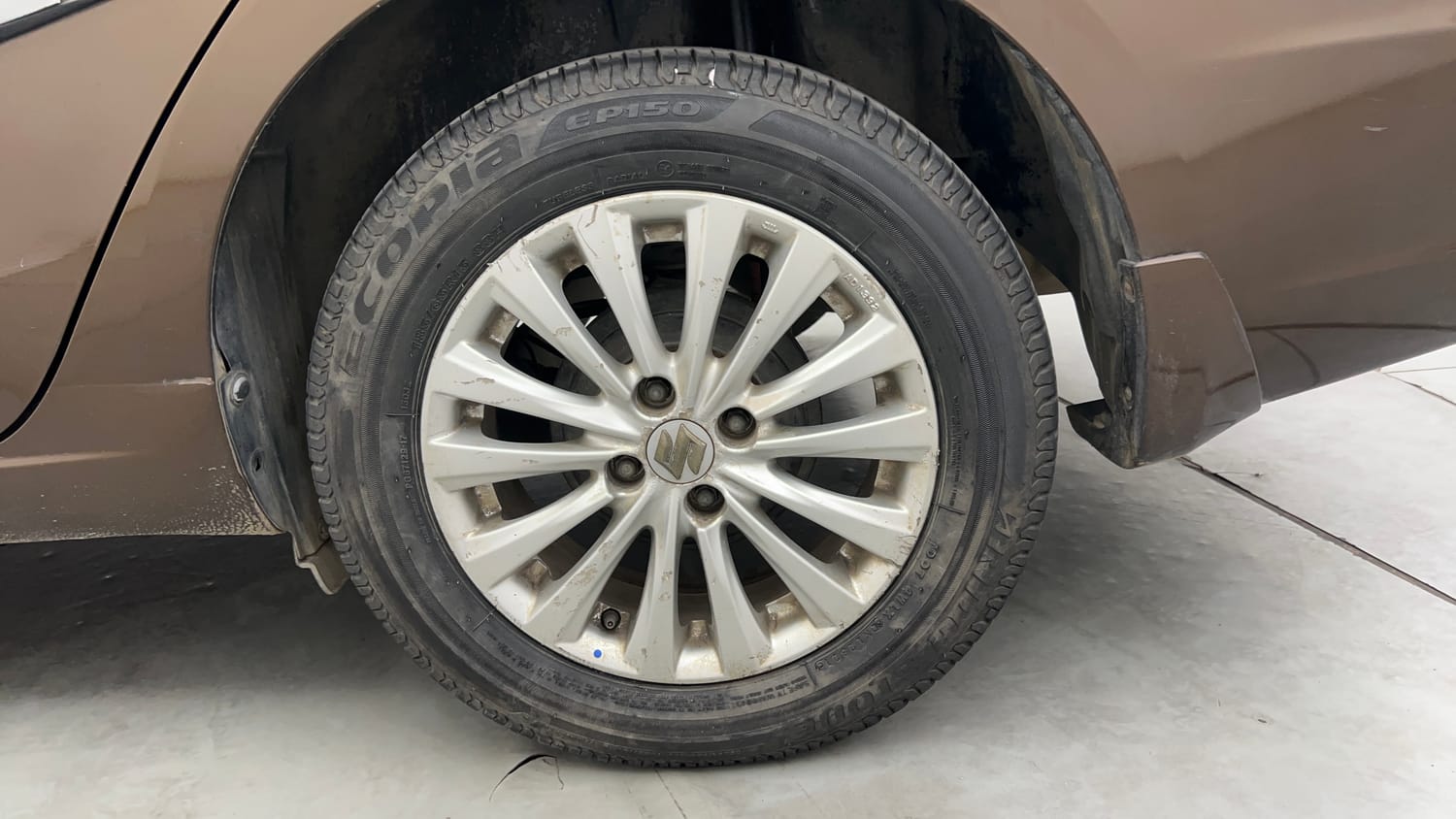 Used 2015 Maruti Suzuki Ciaz ZXi  AT Petrol Automatic tyres LEFT REAR TYRE RIM VIEW