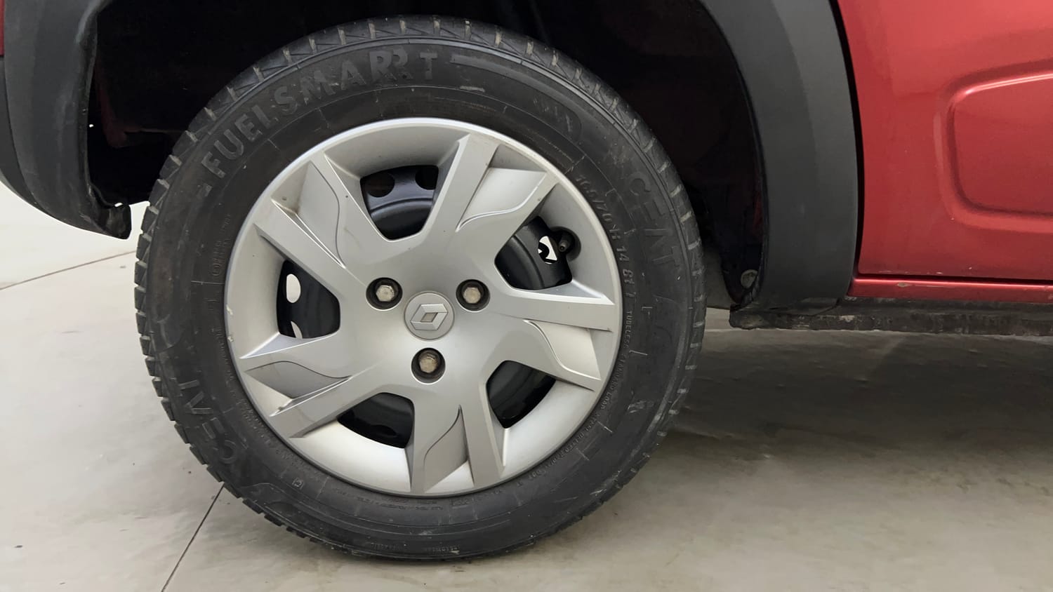 Used 2020 Renault Kwid RXT 1.0 AMT Opt Petrol Automatic tyres RIGHT REAR TYRE RIM VIEW