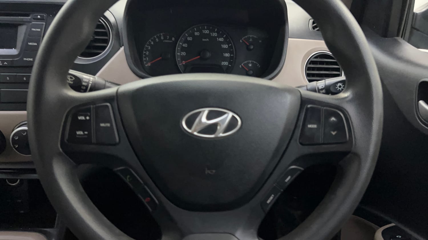 Used 2014 Hyundai Xcent SX AT 1.2 (O) Petrol Automatic top_features Airbags