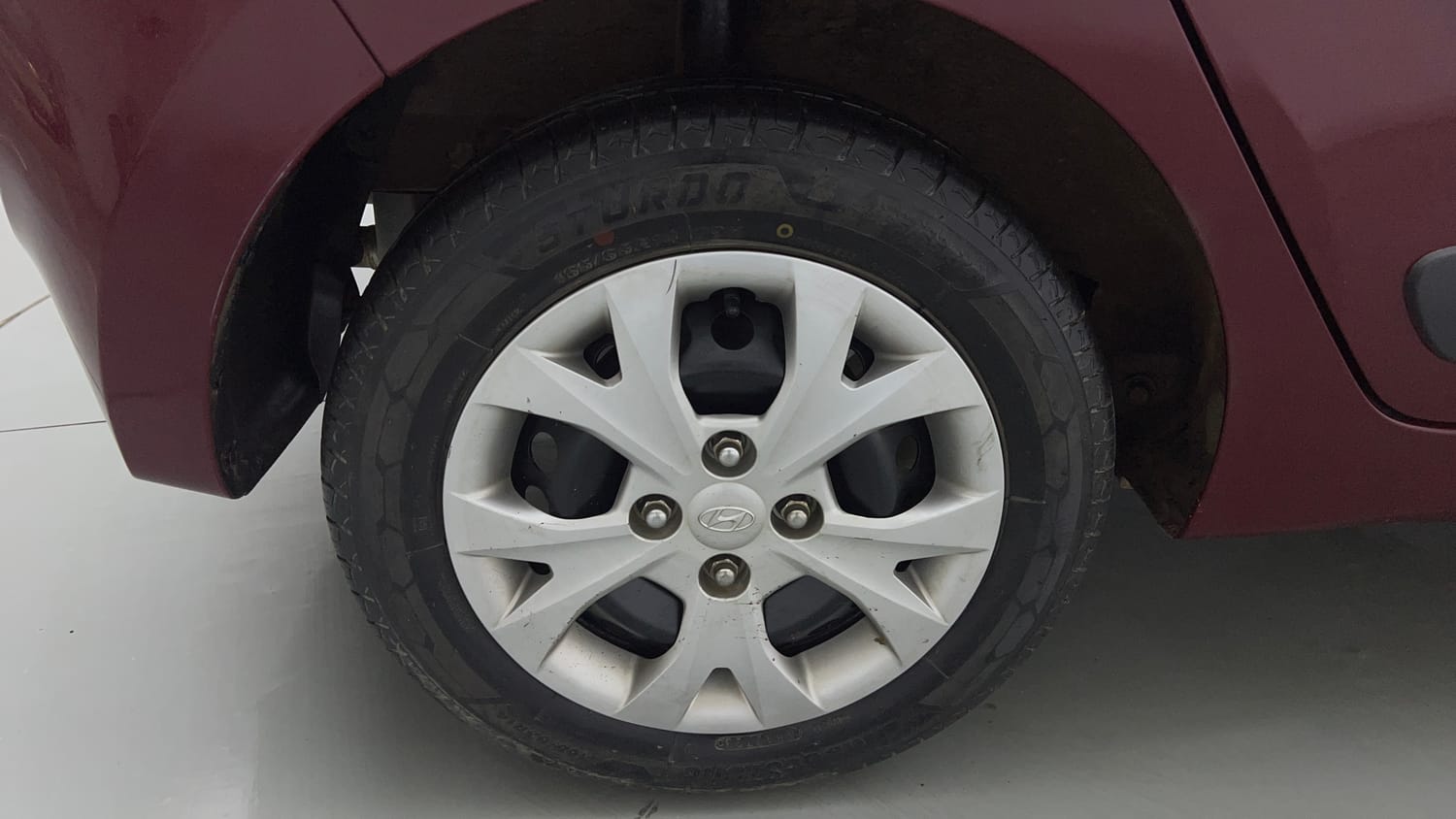 Used 2015 Hyundai Grand i10 Sportz 1.2 Kappa VTVT Petrol Manual tyres RIGHT REAR TYRE RIM VIEW