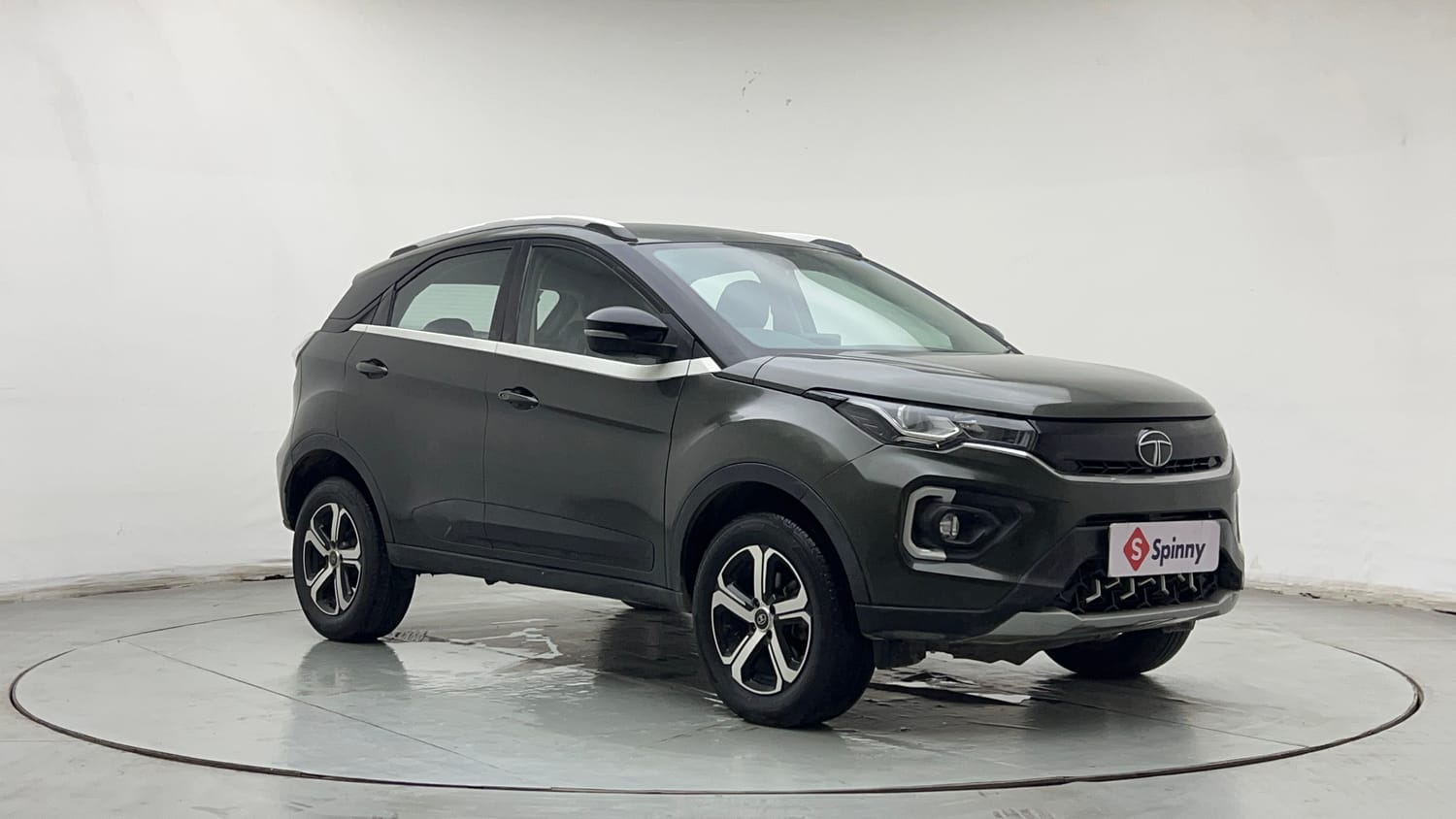 Used 2021 Tata Nexon XZ Plus Petrol Manual exterior RIGHT FRONT CORNER VIEW