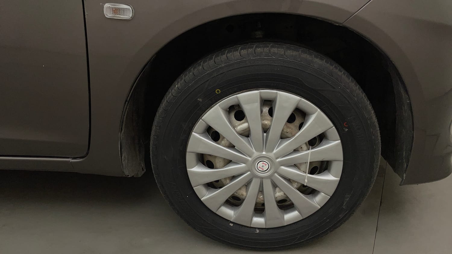 Used 2015 Honda Brio E MT Petrol Manual tyres RIGHT FRONT TYRE RIM VIEW