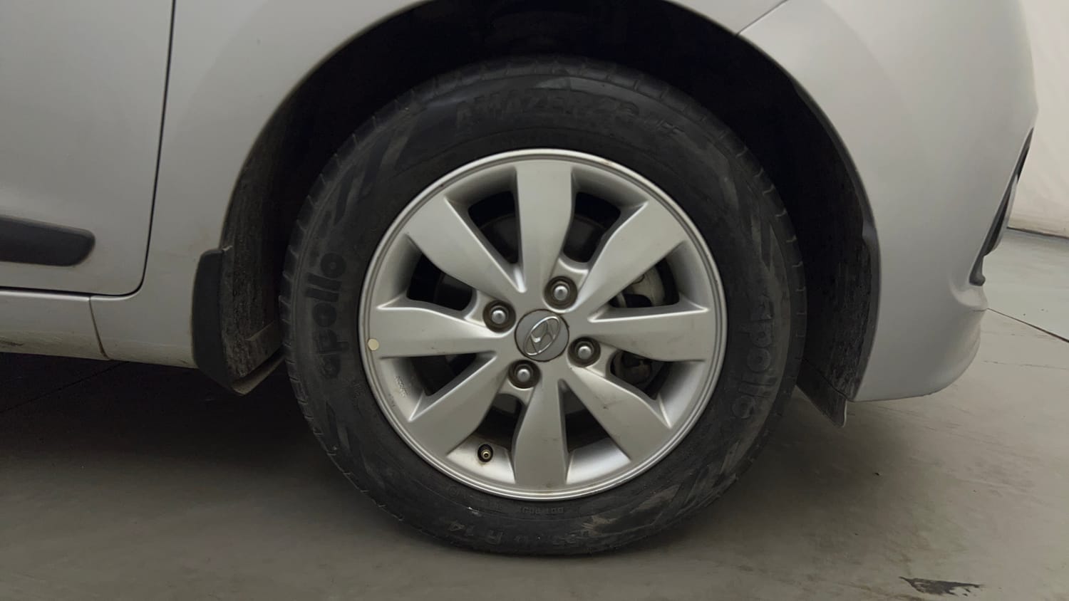 Used 2014 Hyundai Xcent SX AT 1.2 (O) Petrol Automatic tyres RIGHT FRONT TYRE RIM VIEW