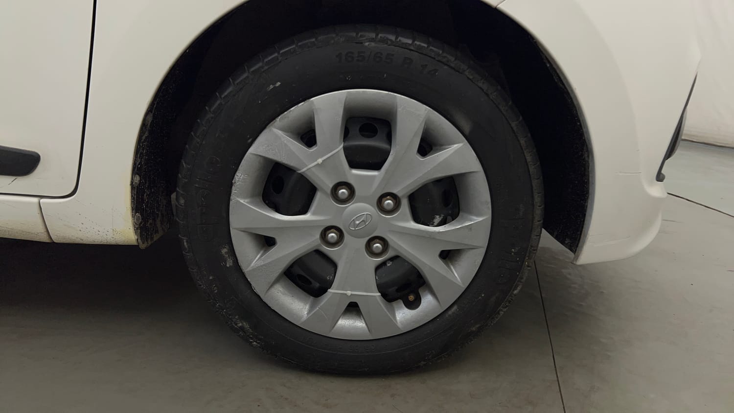 Used 2016 Hyundai Grand i10 Sportz 1.2 Kappa VTVT Petrol Manual tyres RIGHT FRONT TYRE RIM VIEW