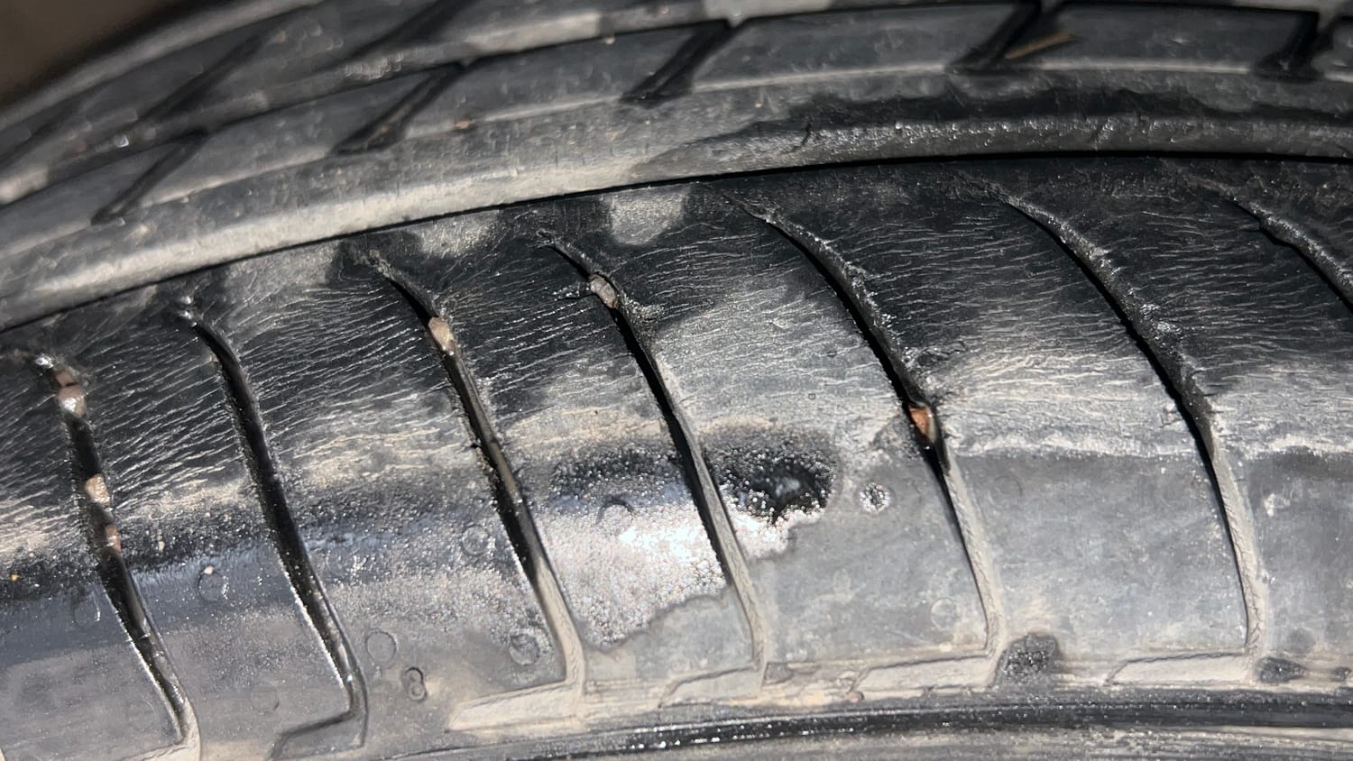 Used 2023 Hyundai Exter SX (O) Connect 1.2 AMT Petrol Automatic tyres RIGHT FRONT TYRE TREAD VIEW