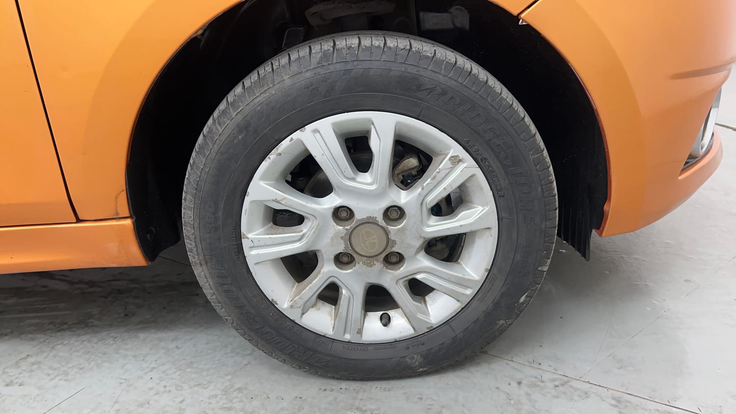 Used 2016 Tata Tiago Revotron XZ Petrol Manual tyres RIGHT FRONT TYRE RIM VIEW
