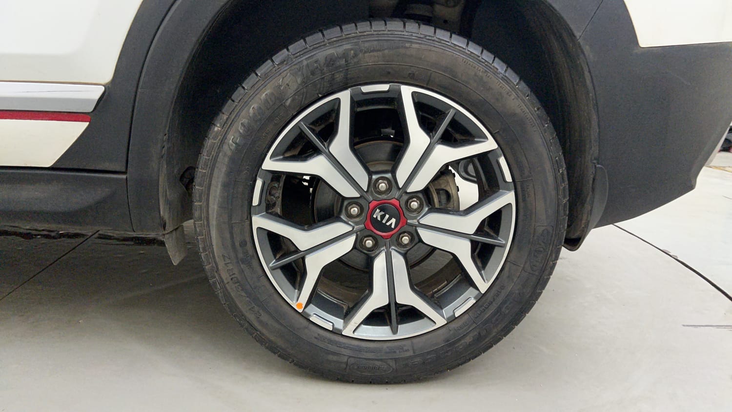 Used 2020 kia Seltos GTX Plus DCT 1.4 Petrol Automatic tyres LEFT REAR TYRE RIM VIEW