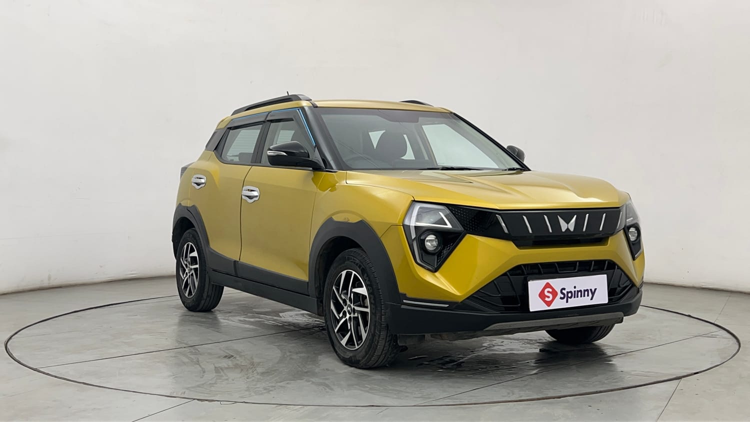 Used 2024 Mahindra XUV 3XO AX5 1.5 Diesel Autoshift Plus Diesel Automatic exterior RIGHT FRONT CORNER VIEW