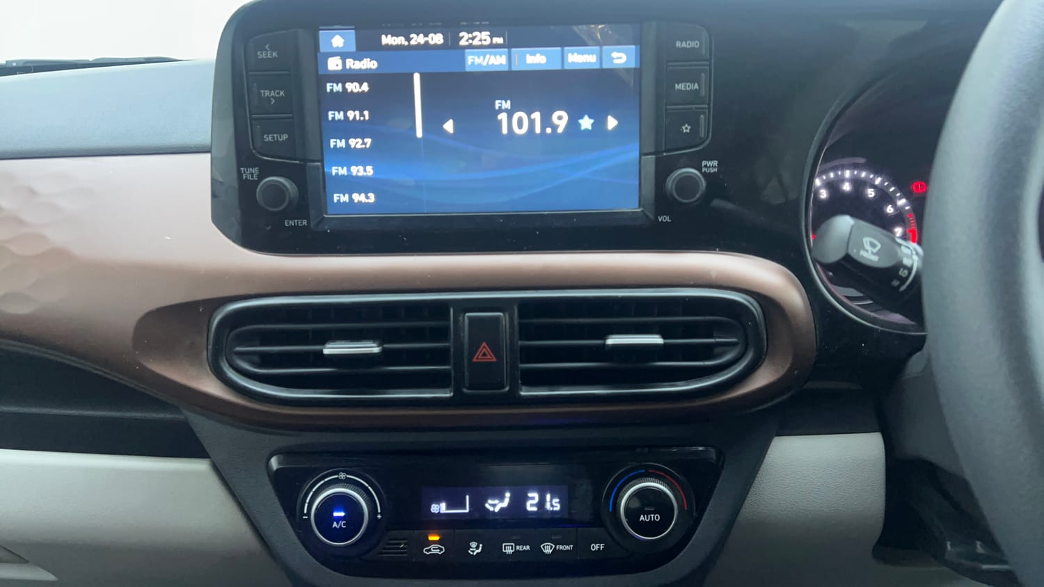 Used 2025 Hyundai Aura SX Plus 1.2 AMT Petrol Petrol Automatic interior MUSIC SYSTEM & AC CONTROL VIEW