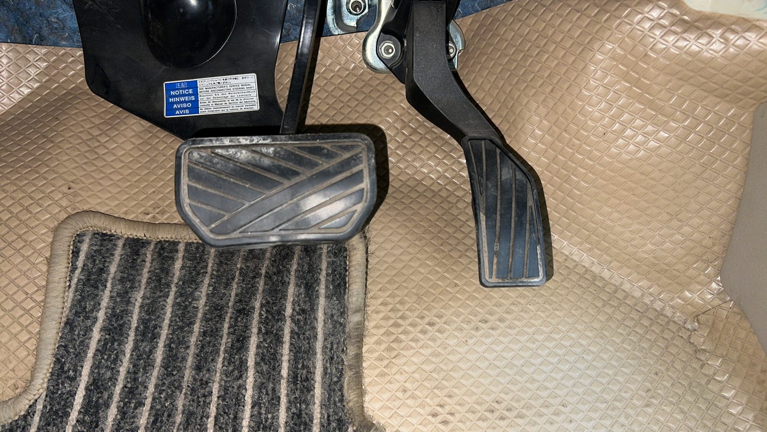 Used 2015 Maruti Suzuki Ciaz ZXi  AT Petrol Automatic interior PEDALS VIEW