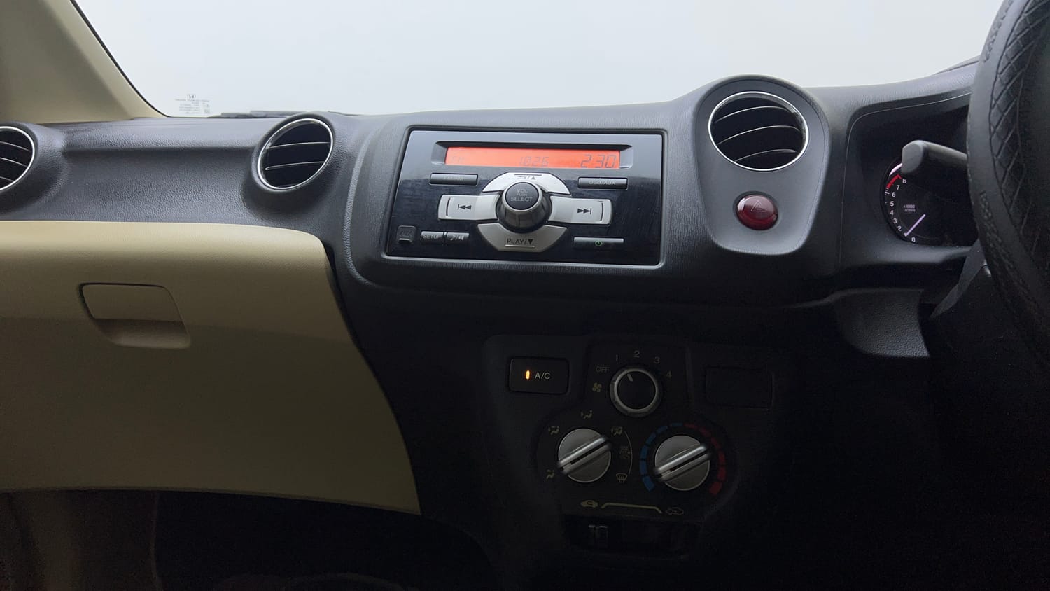 Used 2015 Honda Amaze 1.2 S i-VTEC Petrol Manual interior MUSIC SYSTEM & AC CONTROL VIEW