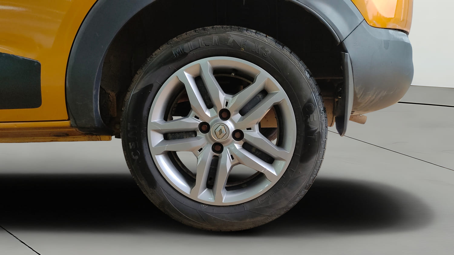 Used 2022 Renault Triber RXZ EASY-R AMT Petrol Automatic tyres LEFT REAR TYRE RIM VIEW