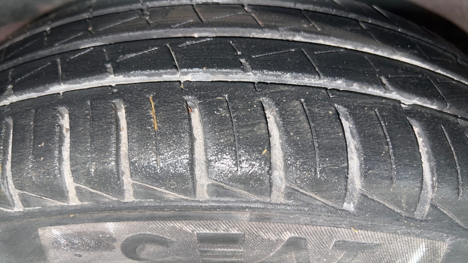 Used 2020 Renault Kwid RXT 1.0 AMT Opt Petrol Automatic tyres LEFT FRONT TYRE TREAD VIEW