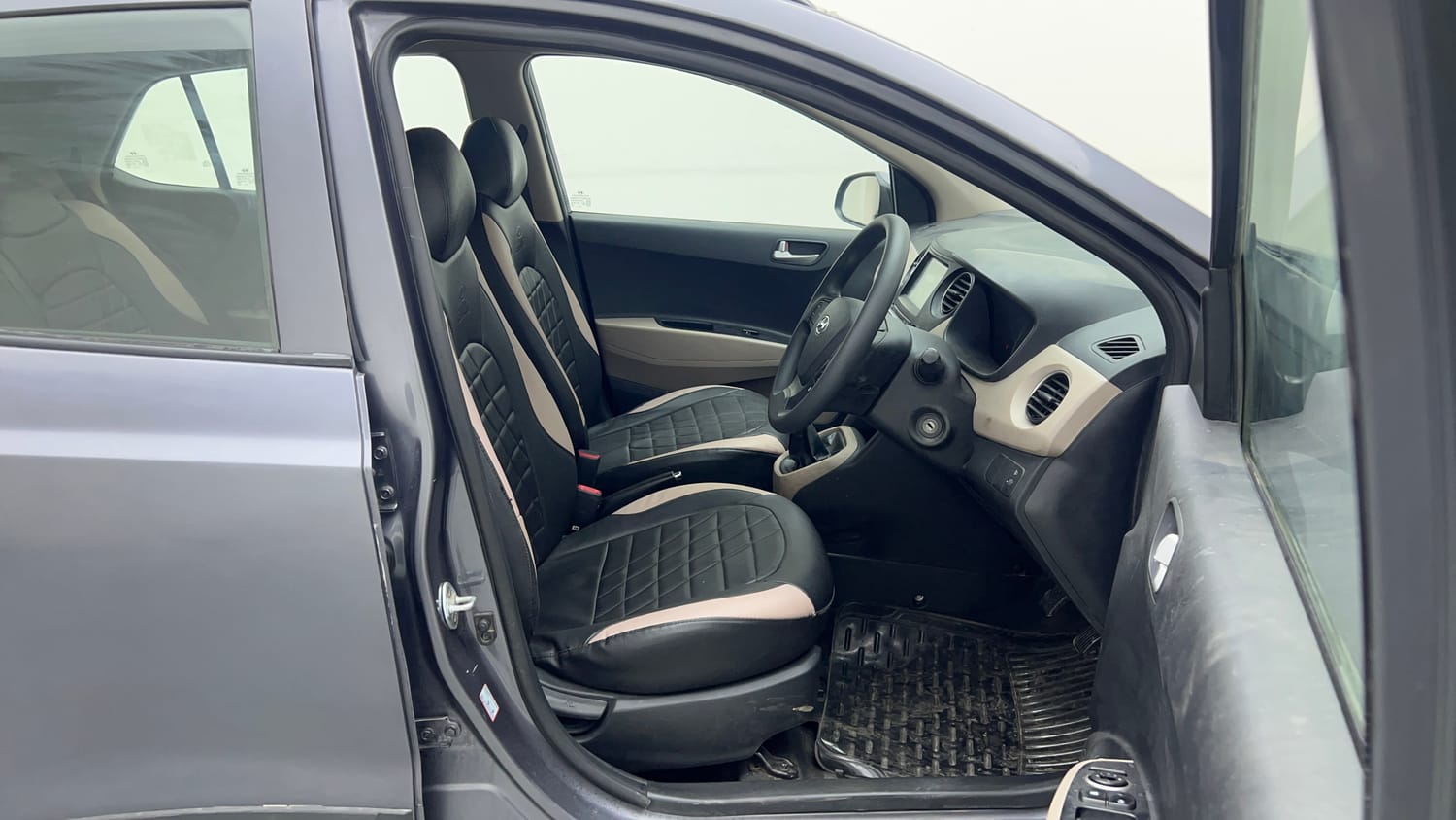 Used 2018 Hyundai Grand i10 Sportz (O) 1.2 Kappa VTVT Petrol Manual interior RIGHT SIDE FRONT DOOR CABIN VIEW