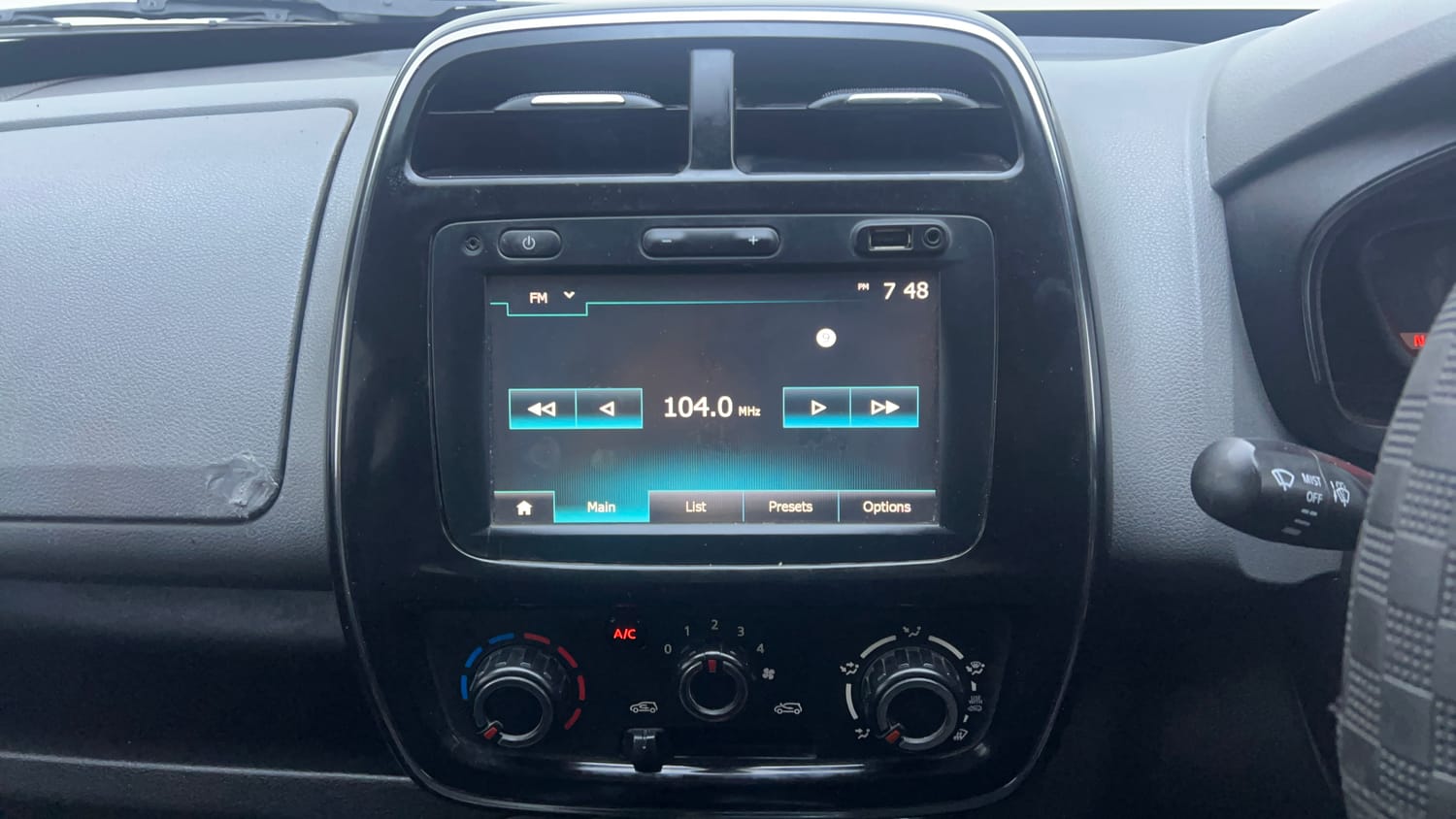 Used 2017 Renault Kwid 1.0 RXT AMT Opt Petrol Automatic interior MUSIC SYSTEM & AC CONTROL VIEW