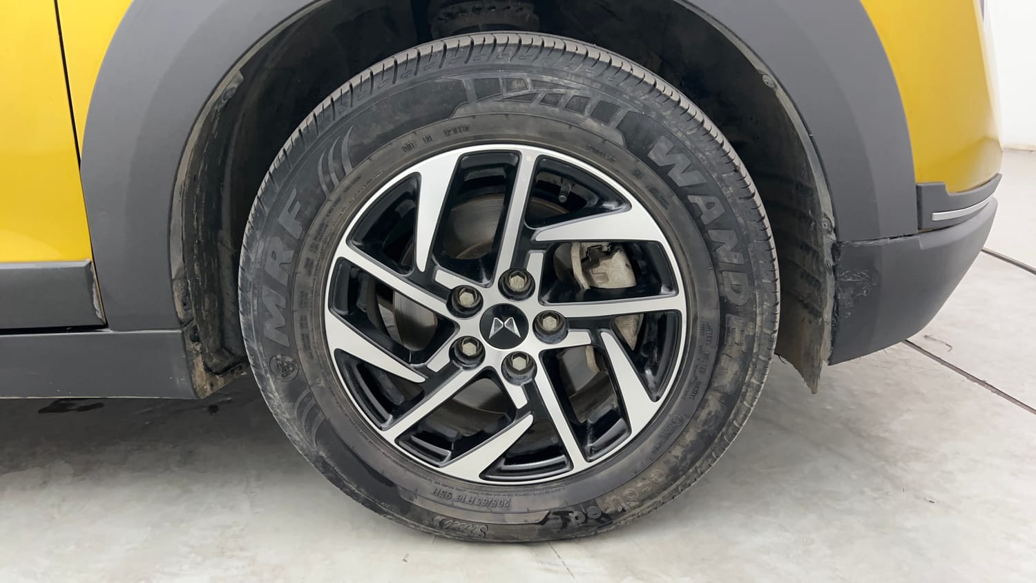 Used 2024 Mahindra XUV 3XO AX5 1.5 Diesel Autoshift Plus Diesel Automatic tyres RIGHT FRONT TYRE RIM VIEW