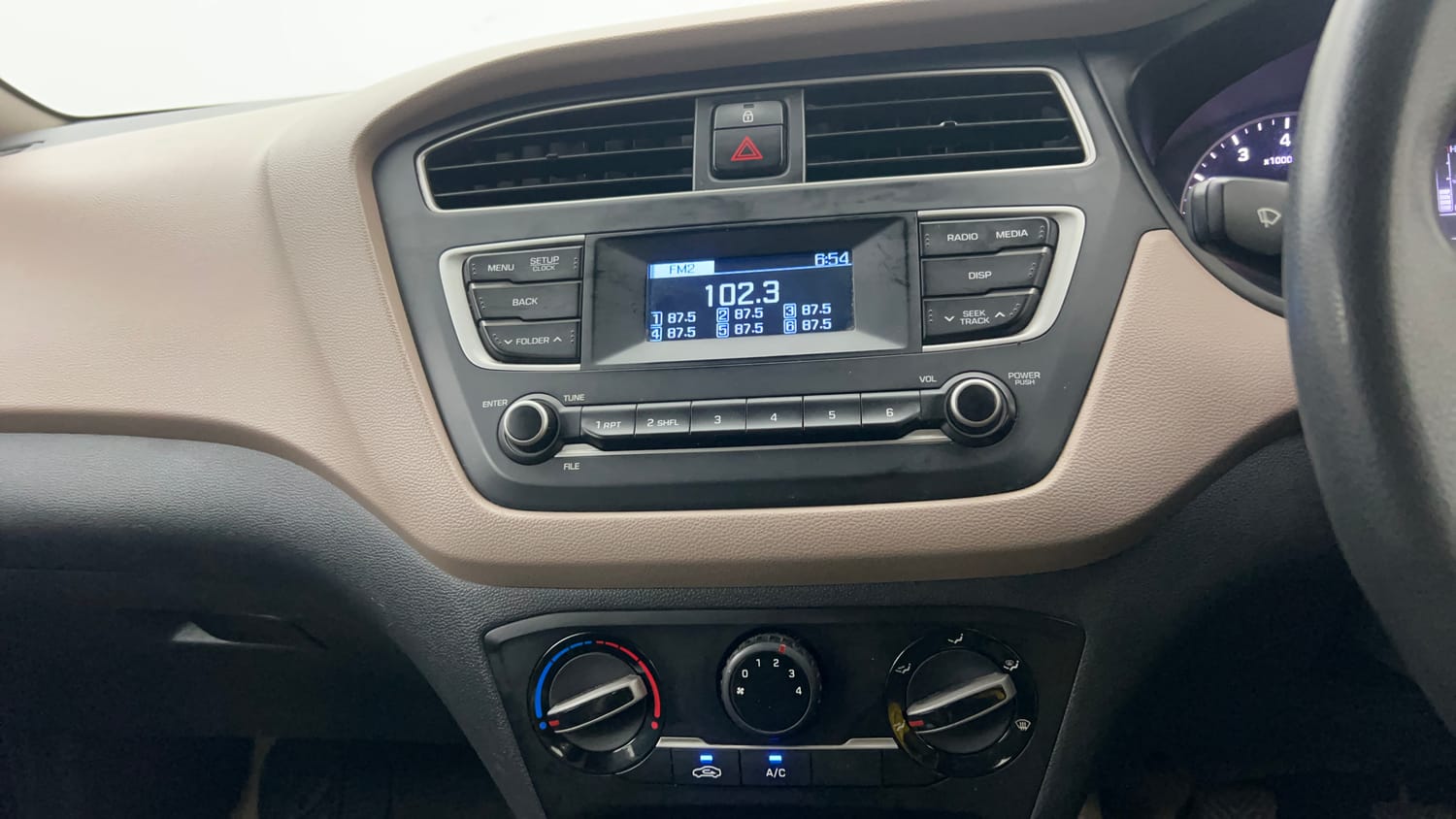Used 2018 Hyundai Elite i20 Magna Executive 1.2 Petrol Manual interior MUSIC SYSTEM & AC CONTROL VIEW