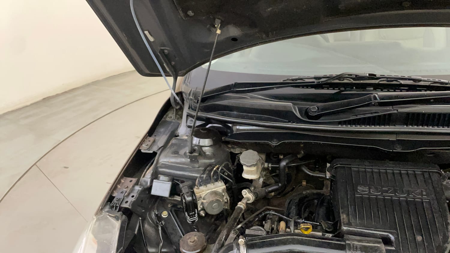 Used 2017 Maruti Suzuki Ciaz ZXI+ Petrol Manual engine ENGINE RIGHT SIDE HINGE & APRON VIEW