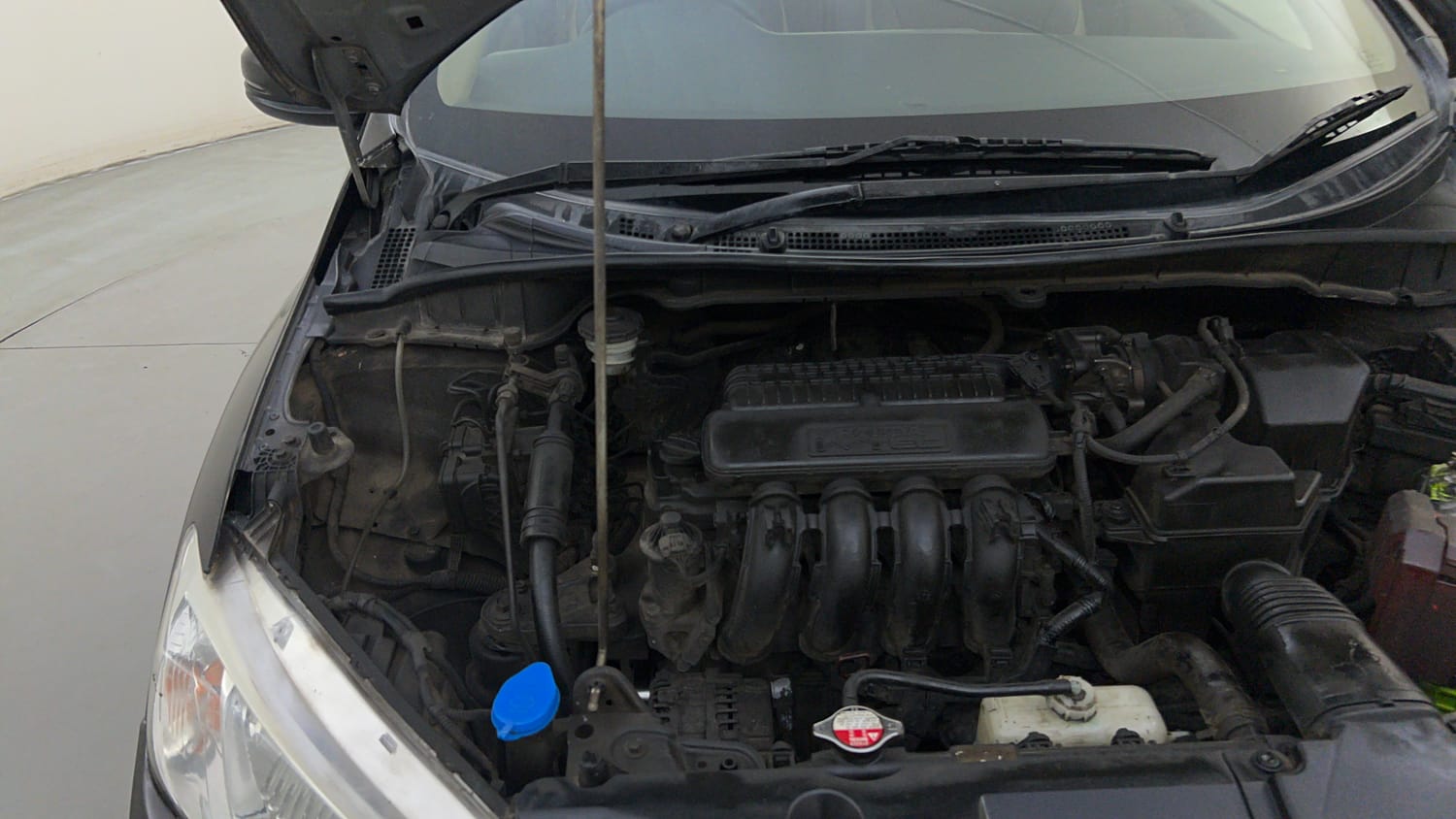 Used 2016 Honda City V Petrol Manual engine ENGINE RIGHT SIDE HINGE & APRON VIEW