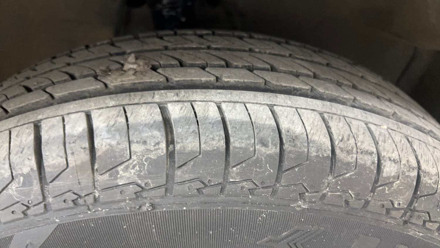Used 2013 Maruti Suzuki Ritz Zxi BS-IV Petrol Manual tyres RIGHT FRONT TYRE TREAD VIEW