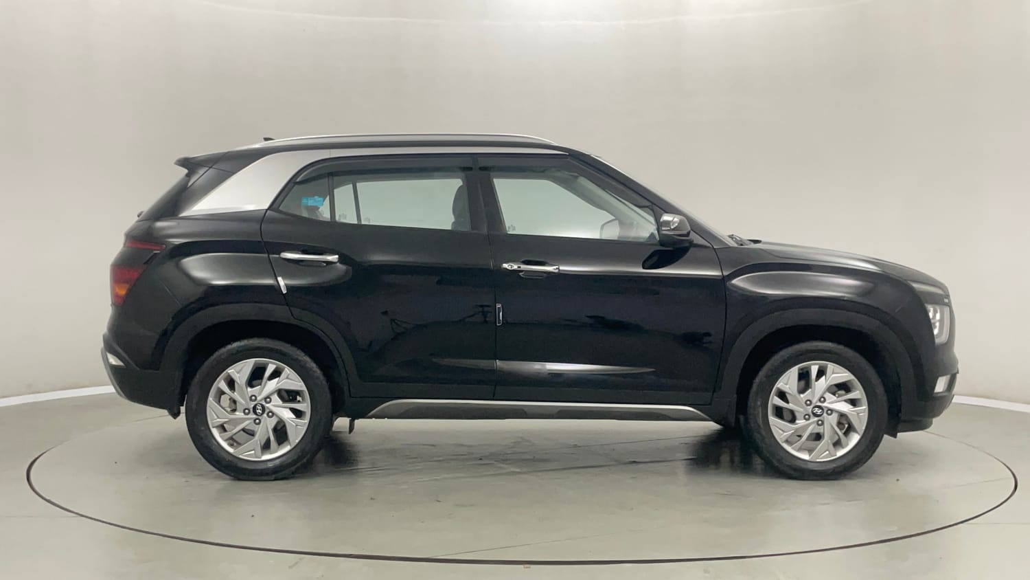 Used 2023 Hyundai Creta SX 1.5 Petrol Petrol Manual exterior RIGHT SIDE VIEW