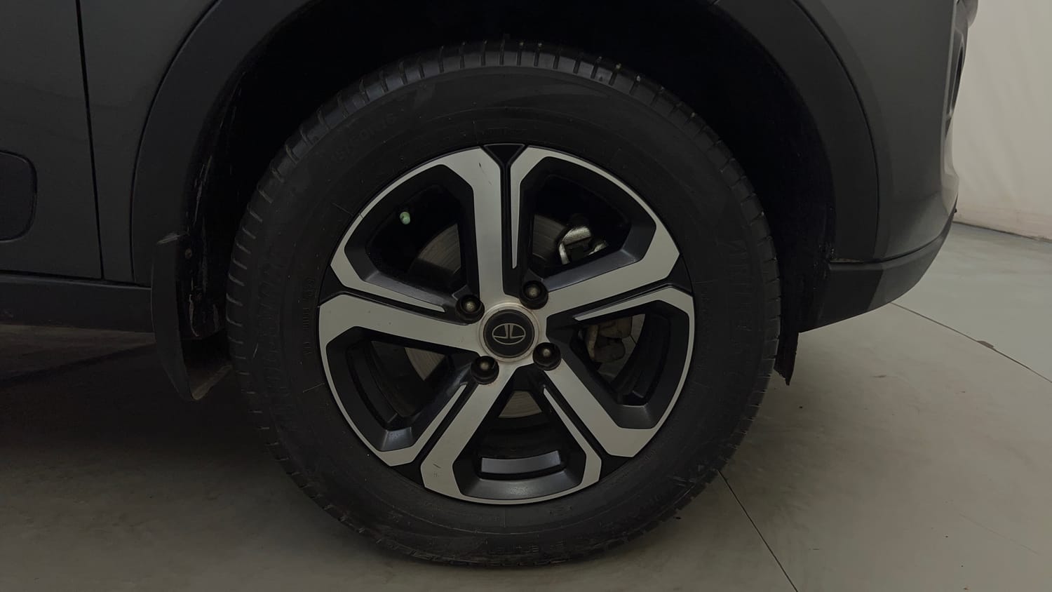 Used 2023 Tata Nexon XZ Plus Petrol Manual tyres RIGHT FRONT TYRE RIM VIEW