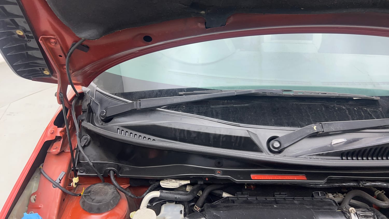 Used 2017 Maruti Suzuki Ignis Zeta 1.2 AMT Petrol Automatic engine ENGINE RIGHT SIDE HINGE & APRON VIEW
