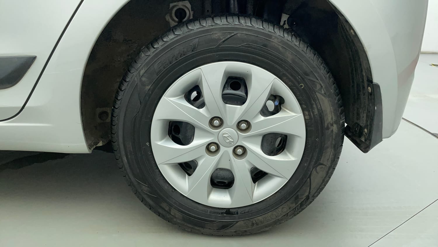 Used 2015 Hyundai Elite i20 Sportz 1.2 Petrol Manual tyres LEFT REAR TYRE RIM VIEW