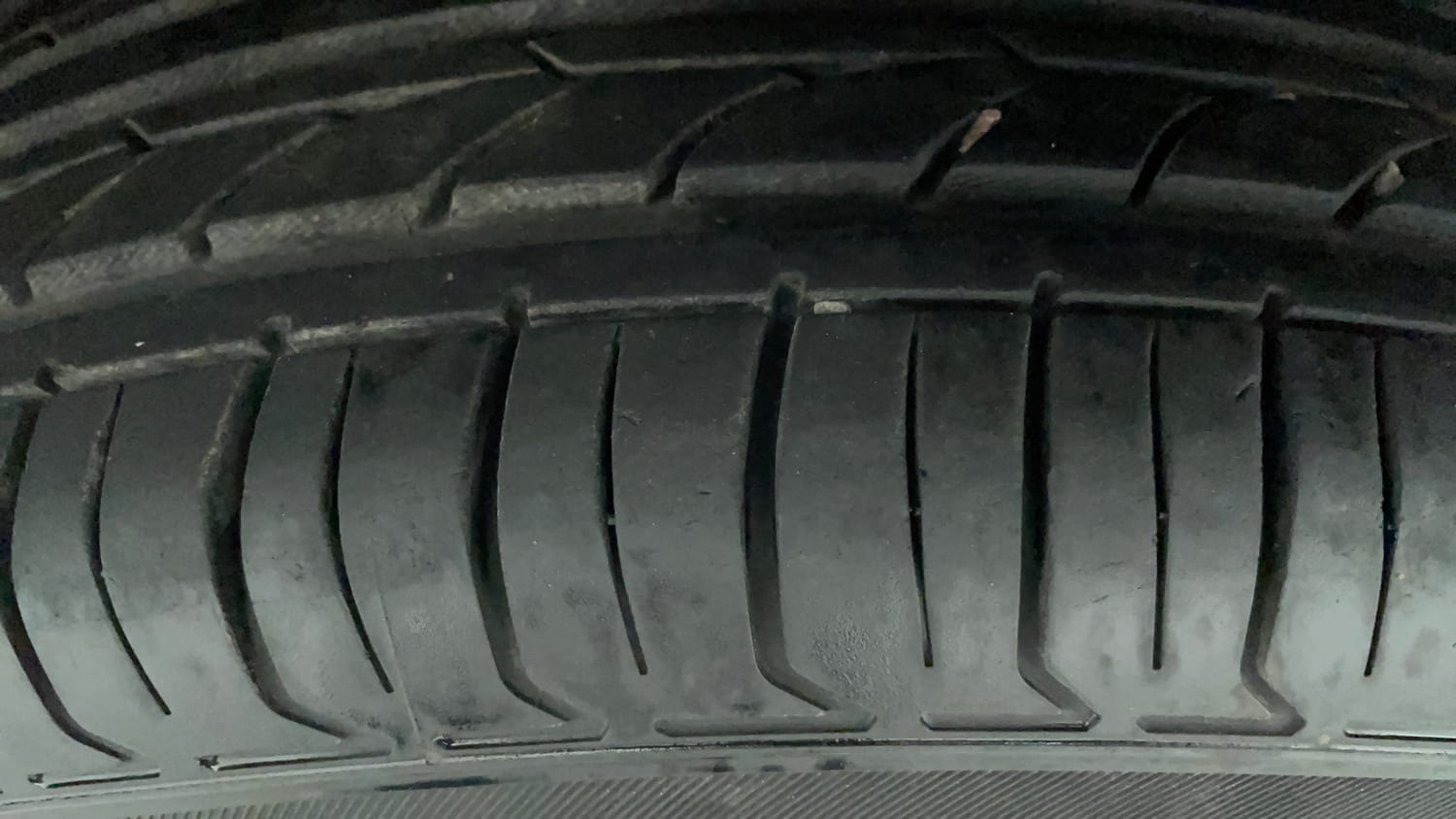 Used 2015 Hyundai Elite i20 Sportz 1.2 Petrol Manual tyres LEFT FRONT TYRE TREAD VIEW