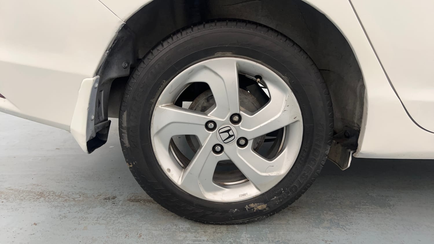 Used 2015 Honda City VX CVT Petrol Automatic tyres RIGHT REAR TYRE RIM VIEW