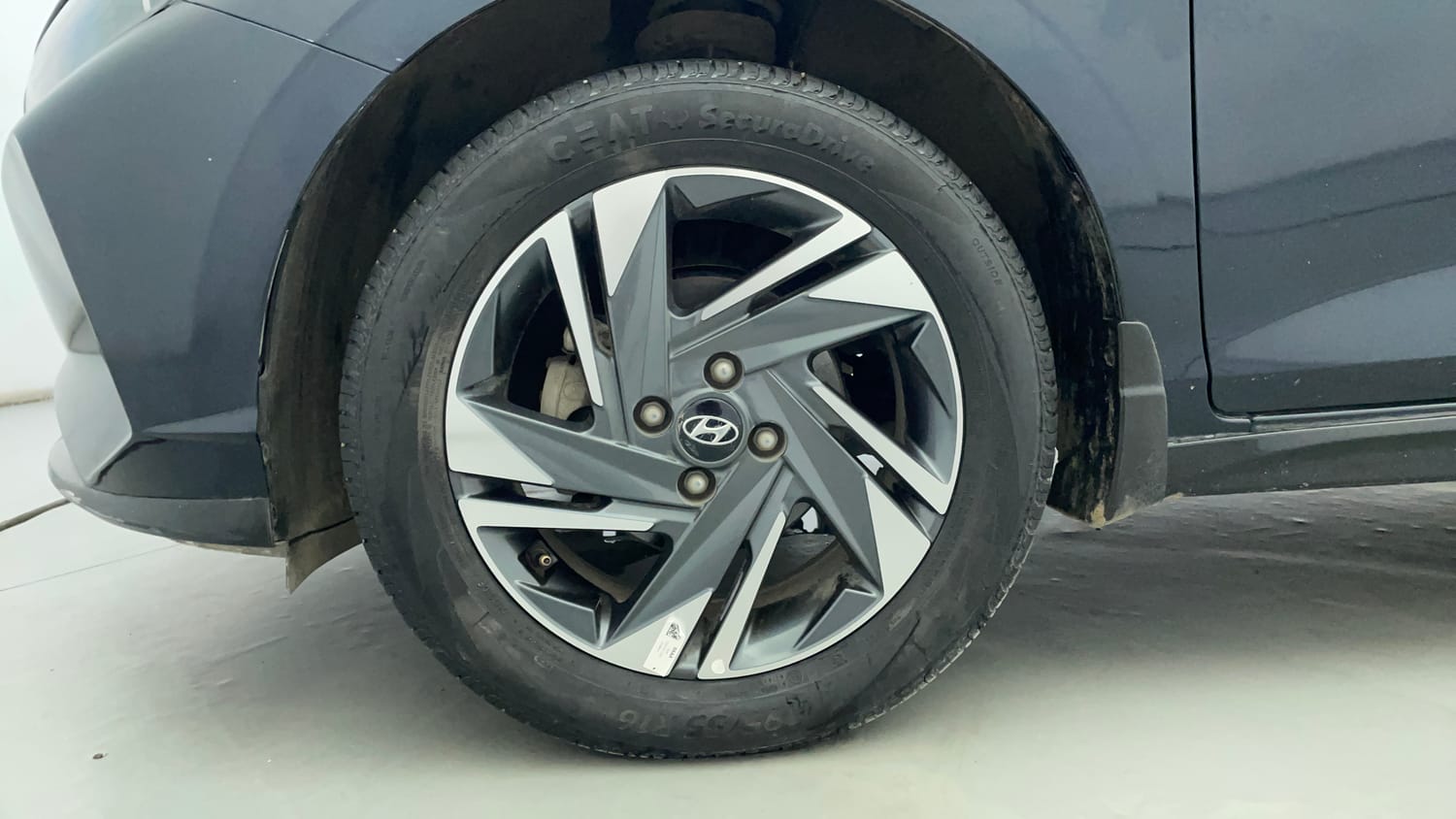 Used 2023 Hyundai i20 Asta (O) 1.0 Turbo DCT Petrol Automatic tyres LEFT FRONT TYRE RIM VIEW