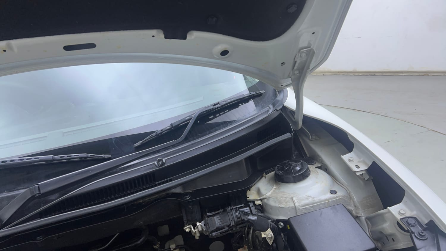 Used 2022 Maruti Suzuki Swift VXi Petrol Manual engine ENGINE LEFT SIDE HINGE & APRON VIEW