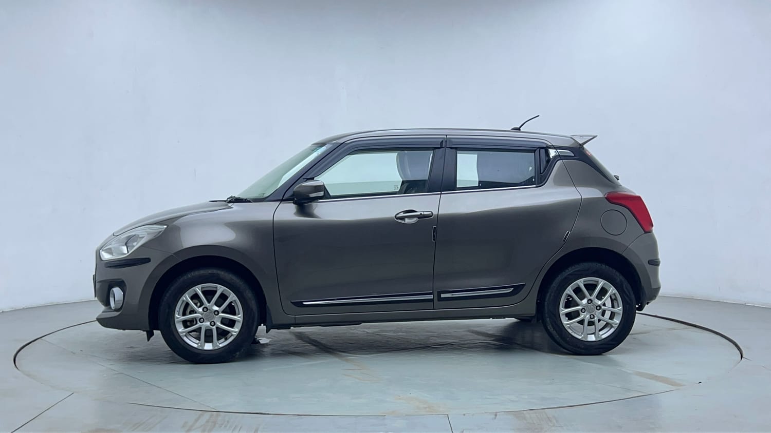Used 2023 Maruti Suzuki Swift ZXi Petrol Manual exterior LEFT SIDE VIEW