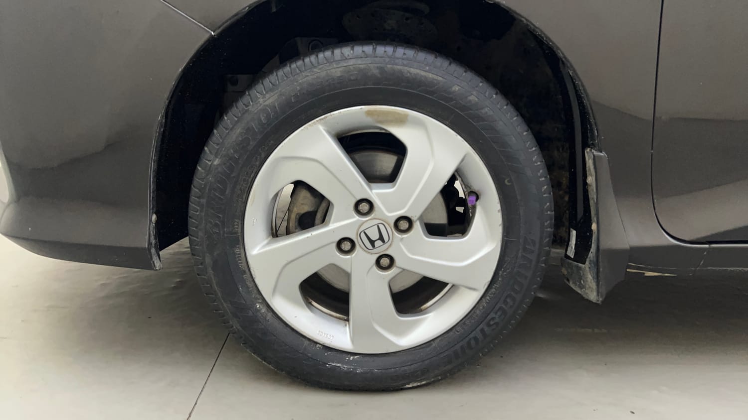 Used 2016 Honda City V Petrol Manual tyres LEFT FRONT TYRE RIM VIEW