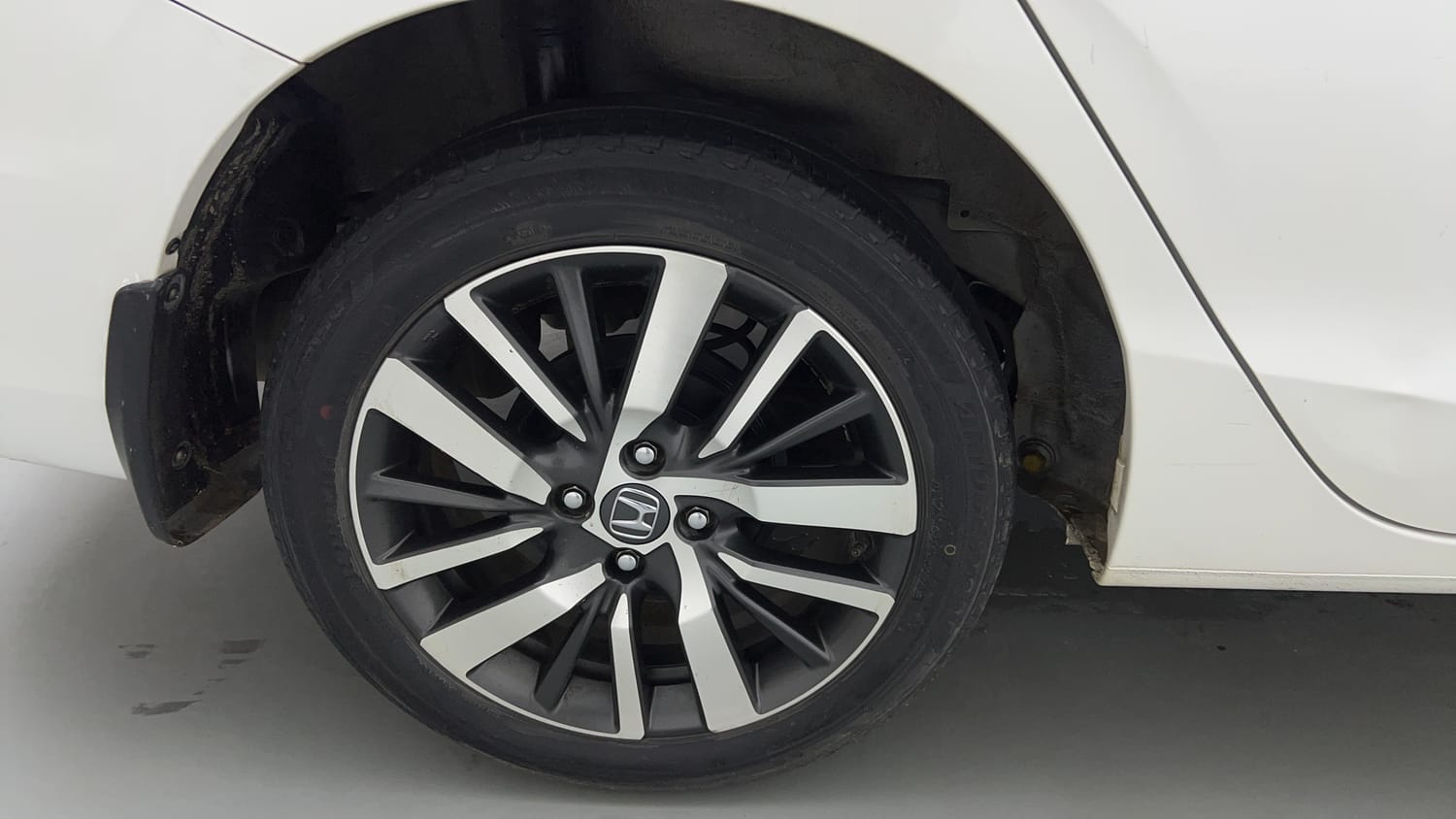 Used 2021 Honda City ZX Petrol Petrol Manual tyres RIGHT REAR TYRE RIM VIEW