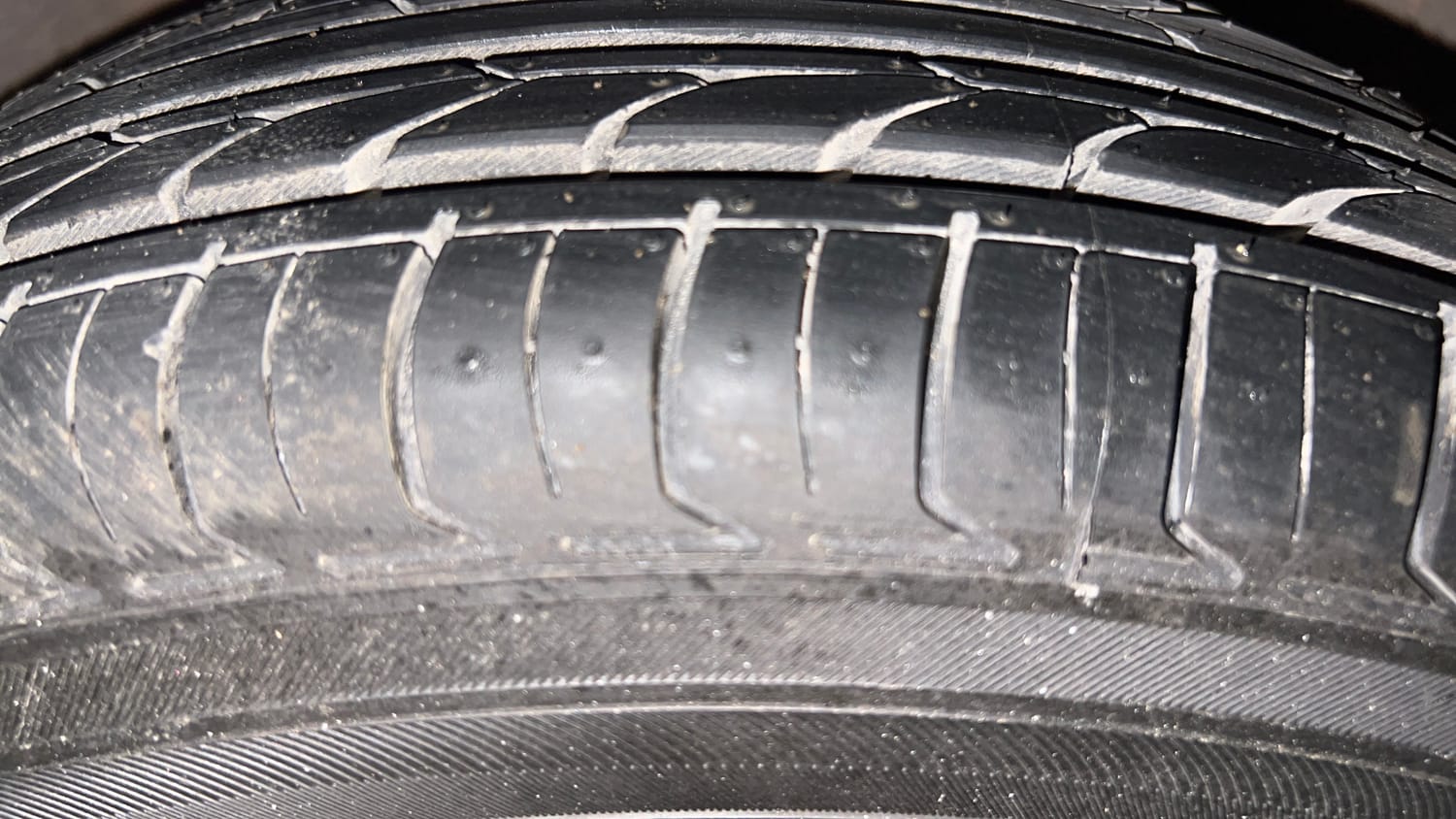 Used 2014 Hyundai i10 Sportz 1.1 iRDE2 Petrol Manual tyres RIGHT FRONT TYRE TREAD VIEW