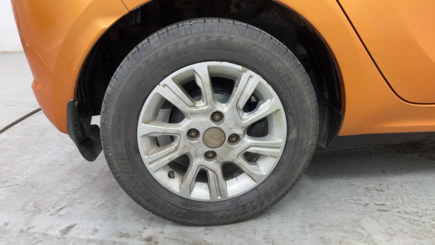Used 2016 Tata Tiago Revotron XZ Petrol Manual tyres RIGHT REAR TYRE RIM VIEW