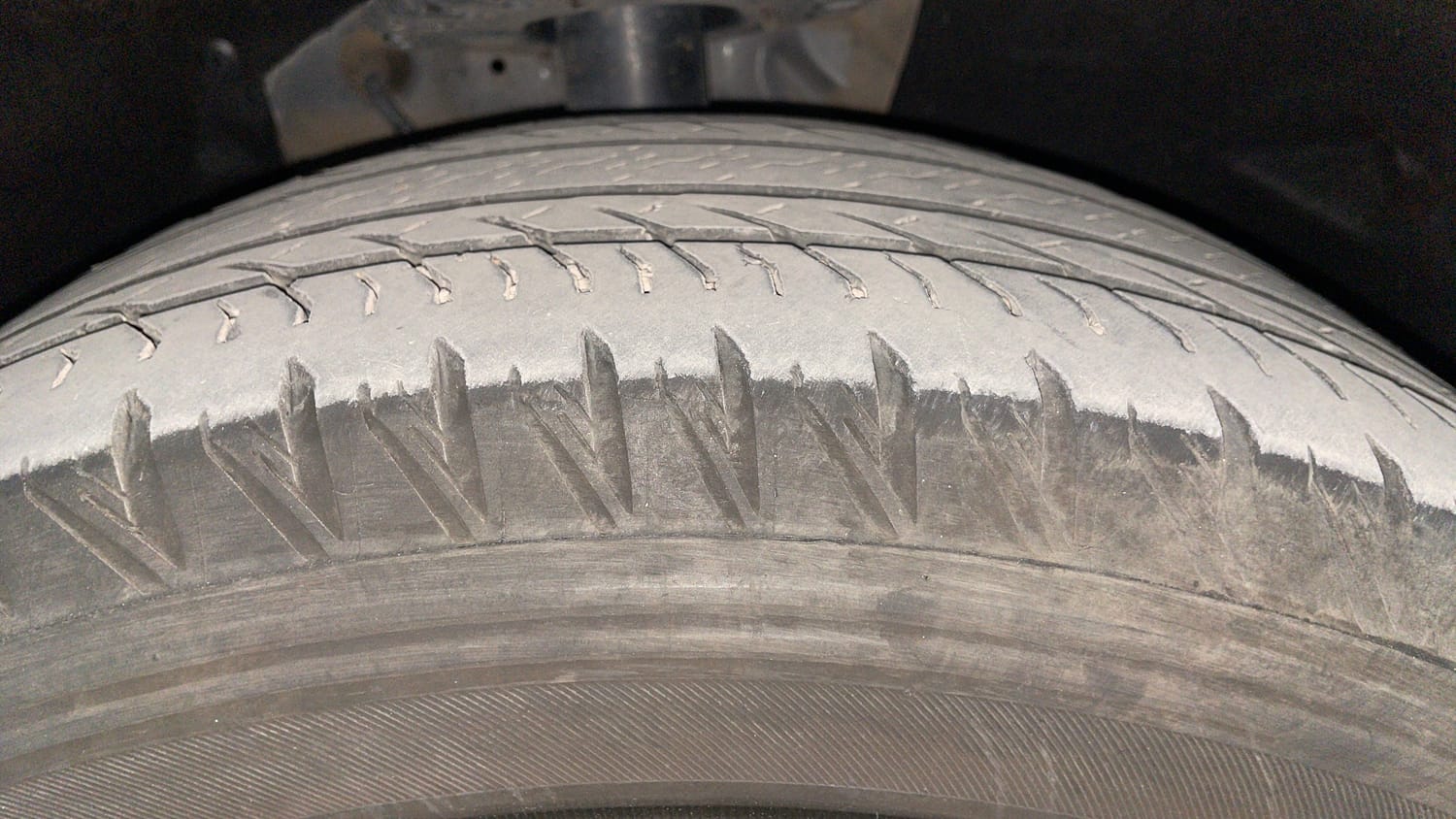 Used 2024 Mahindra XUV700 AX7 Luxury Pack Diesel MT 7 STR Diesel Manual tyres RIGHT FRONT TYRE TREAD VIEW