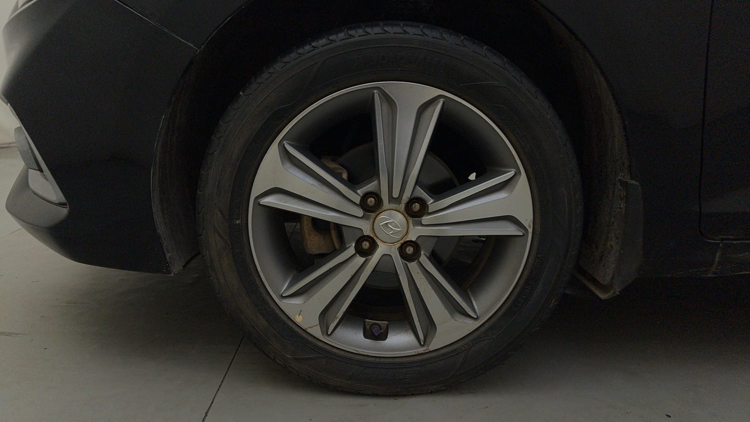 Used 2018 Hyundai Verna SX (O)1.6 VTVT Petrol Manual tyres LEFT FRONT TYRE RIM VIEW