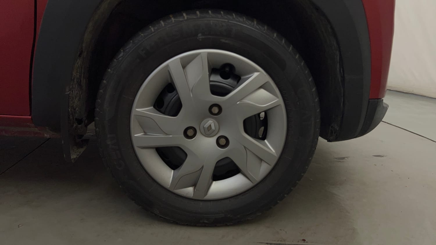 Used 2020 Renault Kwid RXT 1.0 AMT Opt Petrol Automatic tyres RIGHT FRONT TYRE RIM VIEW