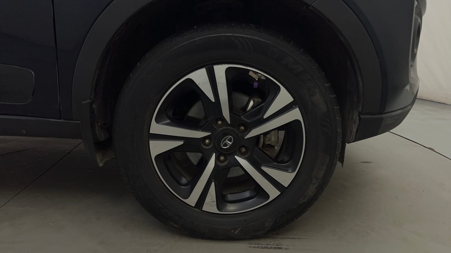 Used 2023 Tata Nexon EV XZ Plus LUX Electric Automatic tyres RIGHT FRONT TYRE RIM VIEW