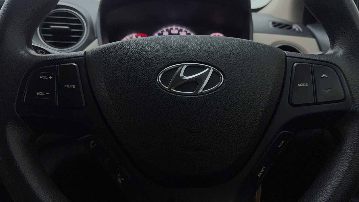 Used 2018 Hyundai Grand i10 Sportz AT 1.2 Kappa VTVT Petrol Automatic top_features Airbags