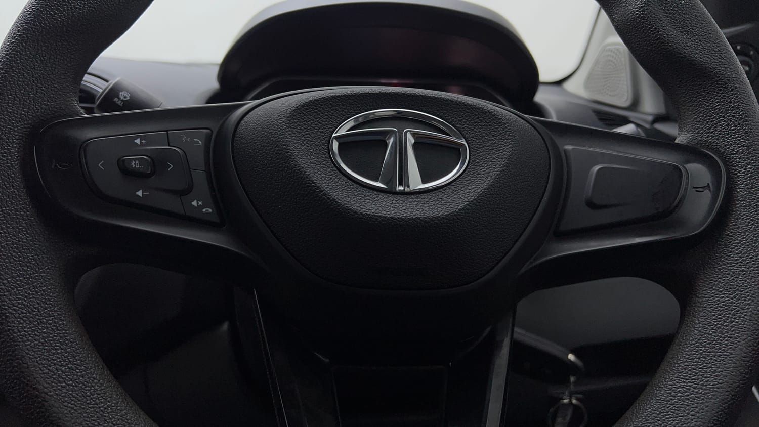 Used 2022 Tata Tiago XT Petrol Manual top_features Steering mounted controls