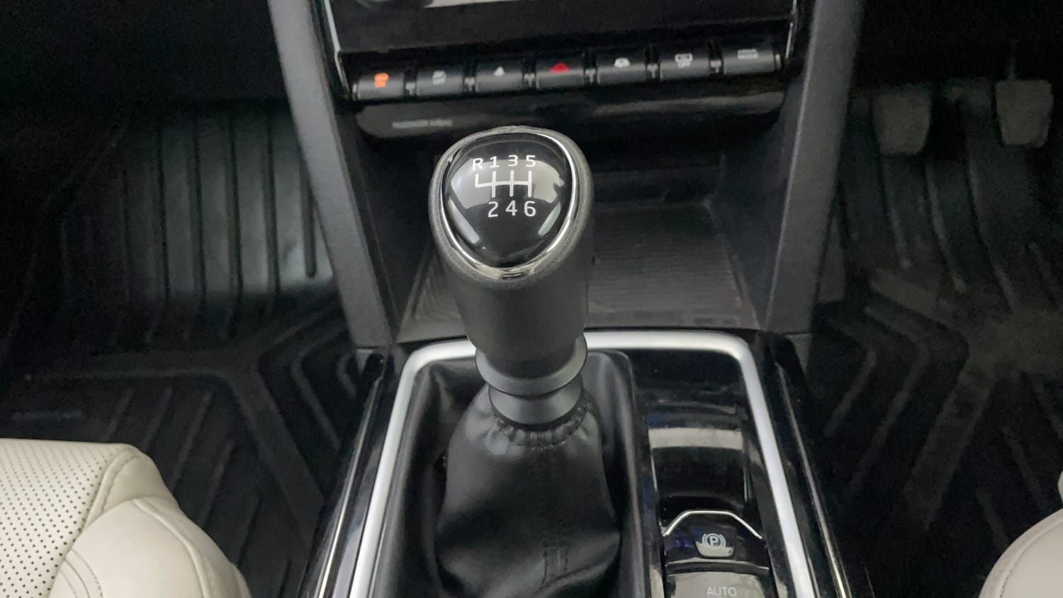 Used 2024 Mahindra XUV700 AX7 Luxury Pack Diesel MT 7 STR Diesel Manual interior GEAR  KNOB VIEW