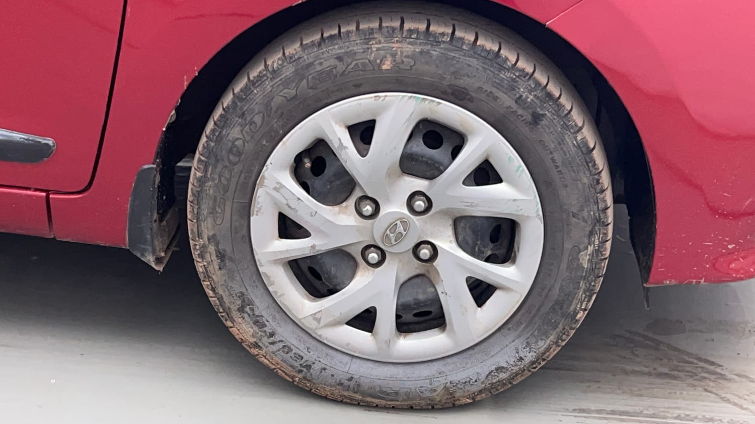 Used 2017 Hyundai Grand i10 Sportz 1.2 Kappa VTVT Petrol Manual tyres RIGHT FRONT TYRE RIM VIEW