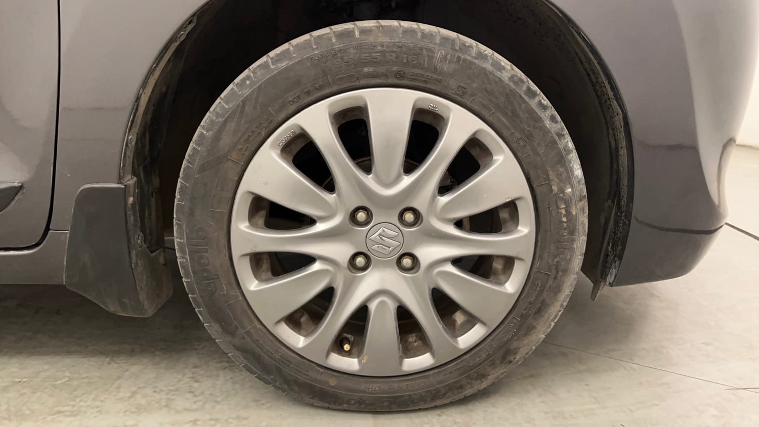 Used 2017 Maruti Suzuki Baleno Zeta 1.2 Petrol Manual tyres RIGHT FRONT TYRE RIM VIEW