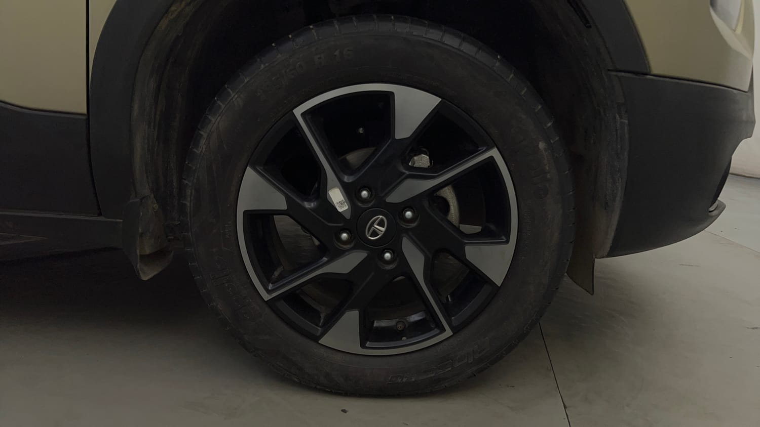 Used 2022 Tata Punch Kaziranga Creative AMT Petrol Automatic tyres RIGHT FRONT TYRE RIM VIEW