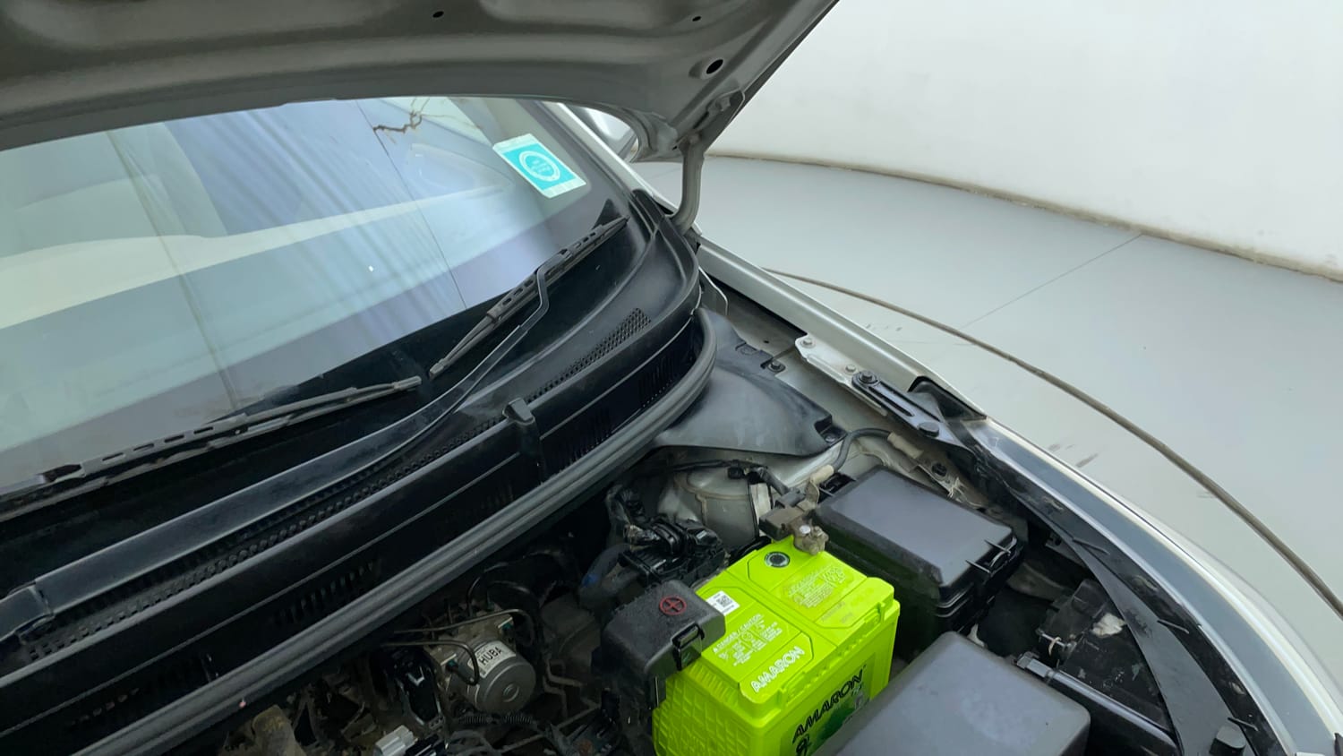 Used 2015 Hyundai Elite i20 Sportz 1.2 Petrol Manual engine ENGINE LEFT SIDE HINGE & APRON VIEW