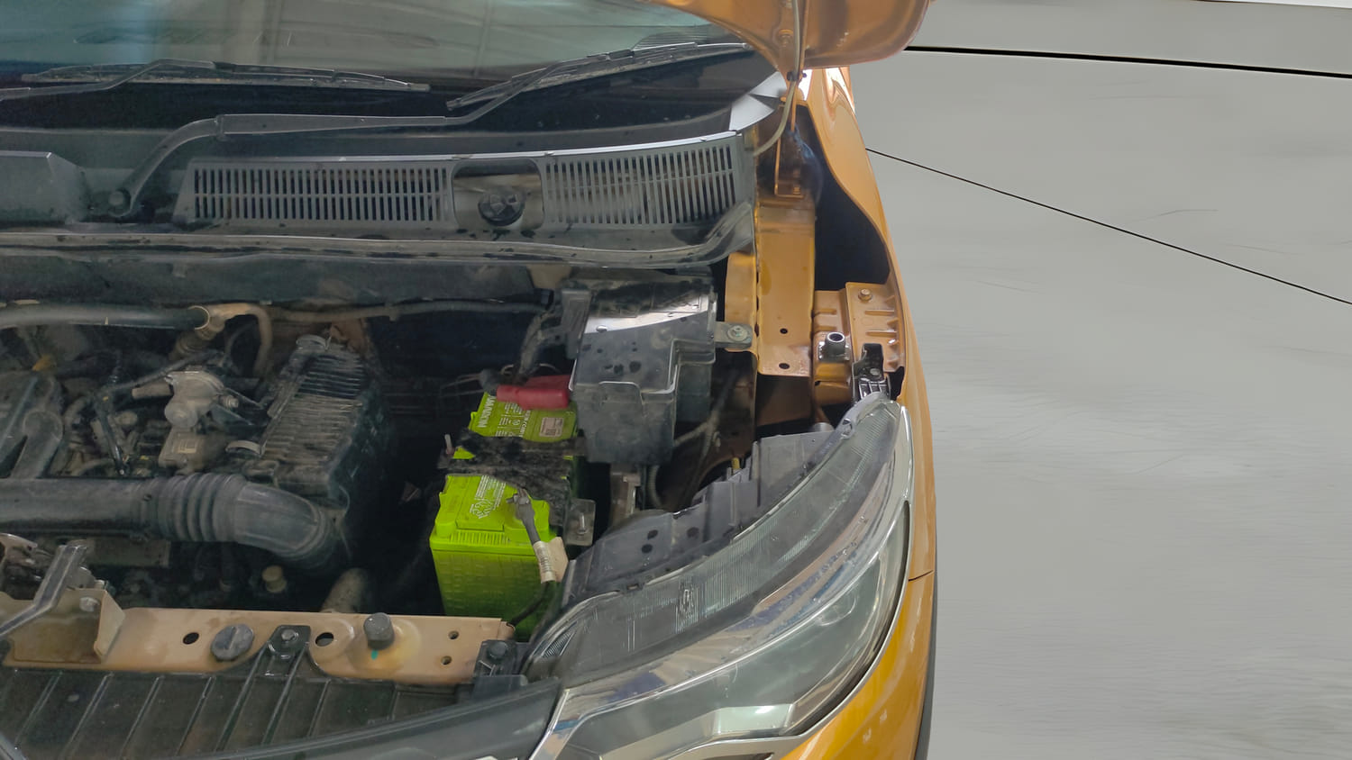 Used 2022 Renault Triber RXZ EASY-R AMT Petrol Automatic engine ENGINE LEFT SIDE HINGE & APRON VIEW