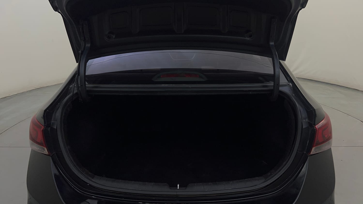 Used 2018 Hyundai Verna SX (O)1.6 VTVT Petrol Manual interior DICKY INSIDE VIEW